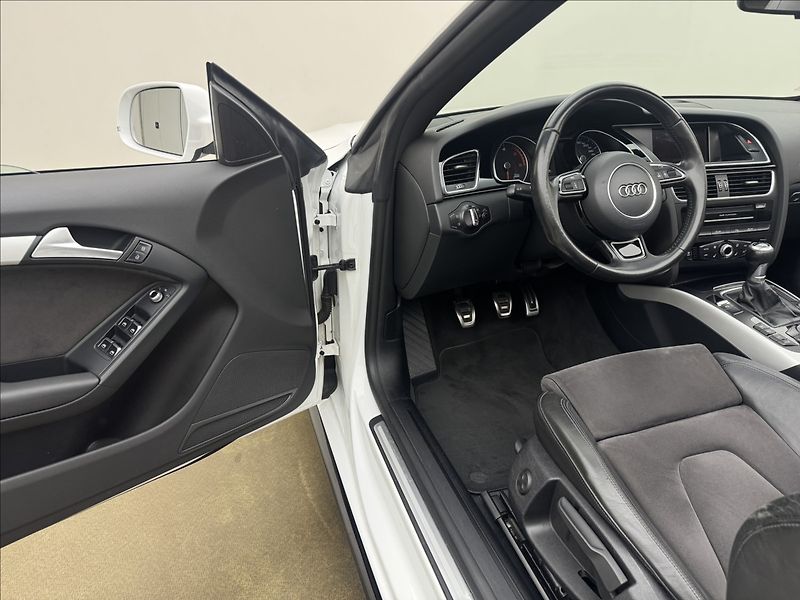 Audi A5 2,0 140kW S-LINE 4X4 VÝHŘEV TZ - fotka 34 z 50