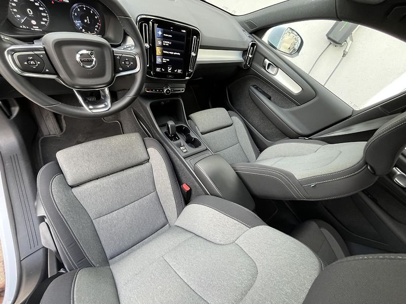 Volvo XC40 FWD T2 Core - fotka 15 z 44