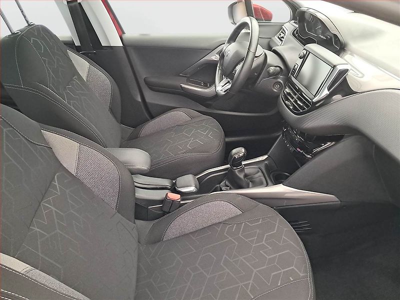 Peugeot 2008 (2018) Active 1.2 PureTech, ČR,1.maj - fotka 9 z 17
