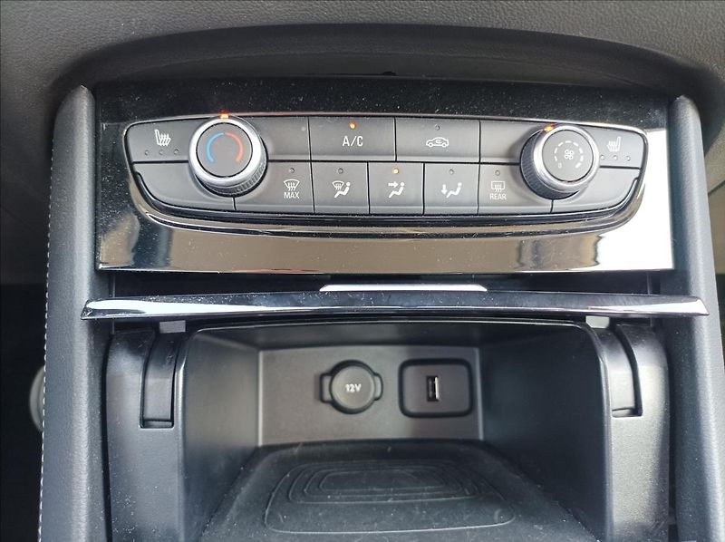 Opel Grandland X 1,2 Turbo - fotka 21 z 23