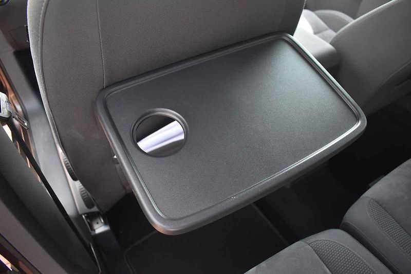 Volkswagen Touran působí usedle, ale je to dobrý rodinný společník
