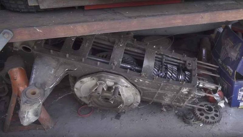 Auto je v rozebraném stavu, ale většina důležitých dílů ležela v garáži společně s karoserií.