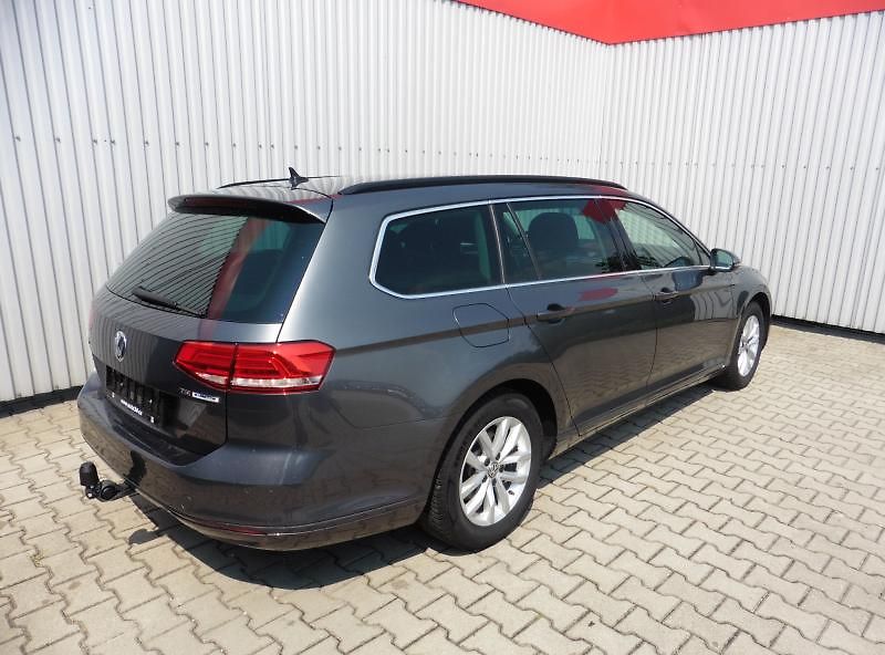Volkswagen Passat Variant 1.4 TSi Highline Navi - fotka 6 z 17