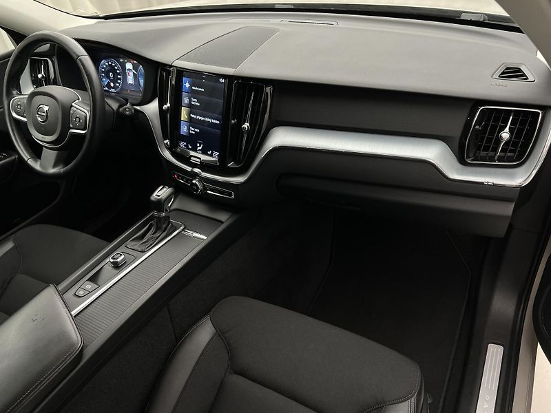 Volvo XC60 D4 AWD MOMENTUM AUT CZ - fotka 19 z 39