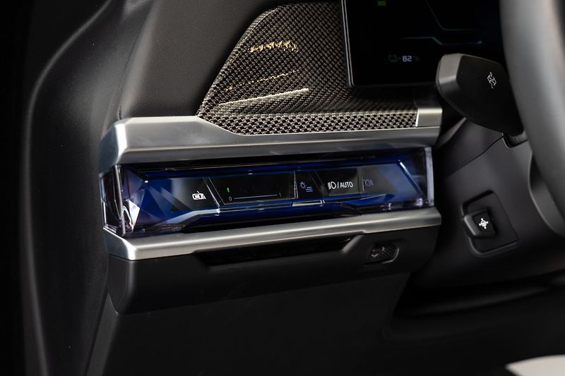 BMW Ostatní M70 xDrive Bower&Wilkins Diamo - fotka 19 z 23
