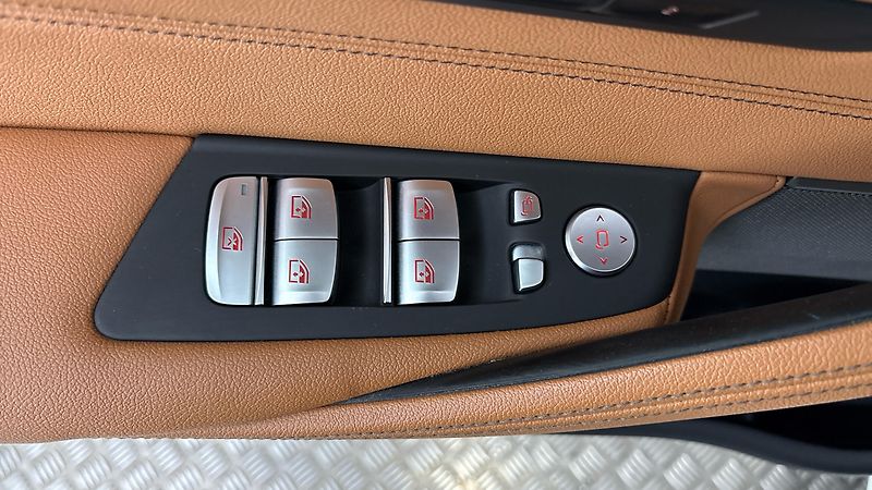 BMW Řada 5 540i AUT M-paket - fotka 23 z 32