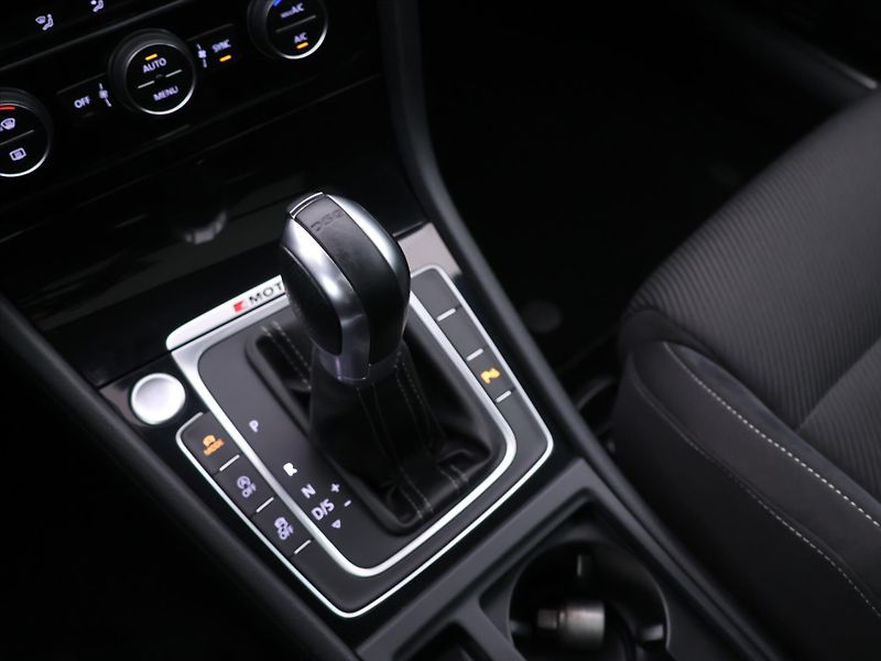 Volkswagen Golf 2,0 TSI R 228kW 4M DSG Virtual - fotka 30 z 40
