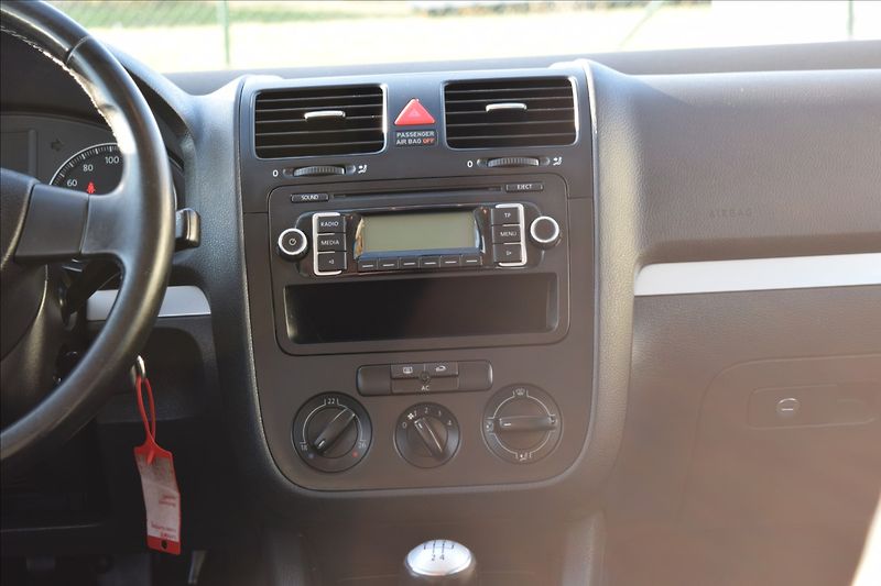 Volkswagen Golf 1,4 i 59KW NOVÁ STK ALU - fotka 18 z 35