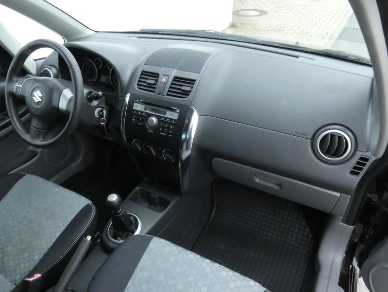 Suzuki SX4 (2013) 1.6 VVT - fotka 21 z 30
