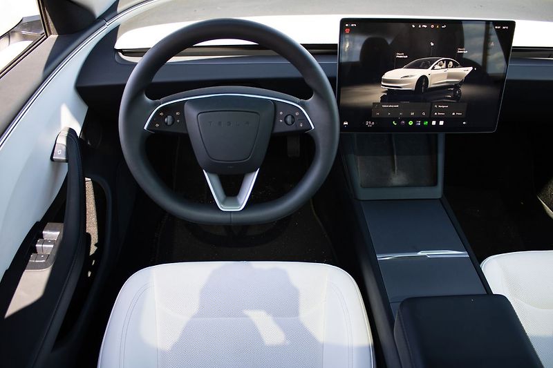Tesla Model 3 - fotka 10 z 21