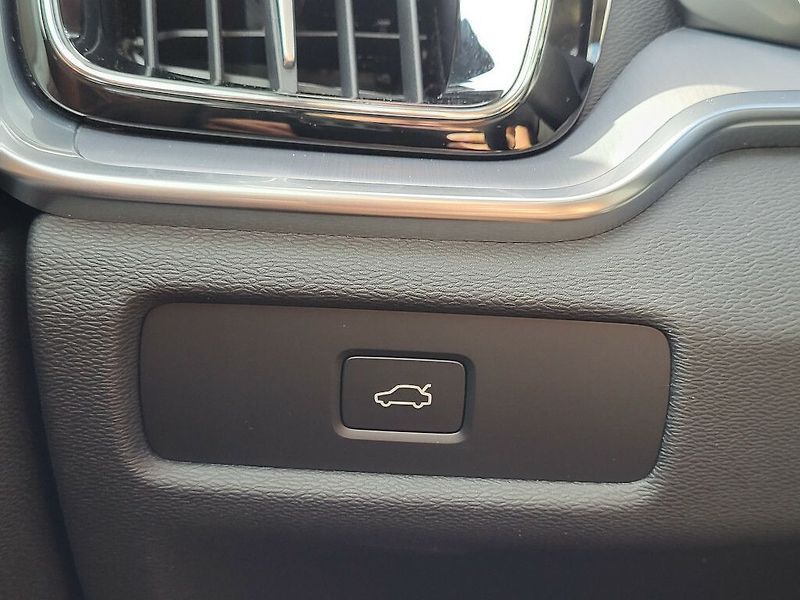 Volvo V60 CORE B4 FWD 145kW - fotka 13 z 32