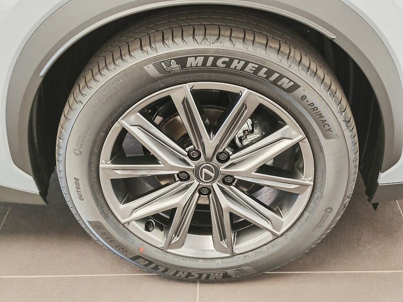 Lexus LBX ELEGANT TECH - fotka 13 z 39
