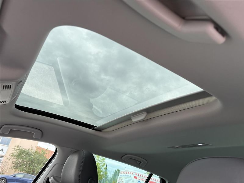 Volkswagen Golf 2,0 TDi 110kW Xen,Pano,Nez.Top - fotka 28 z 41