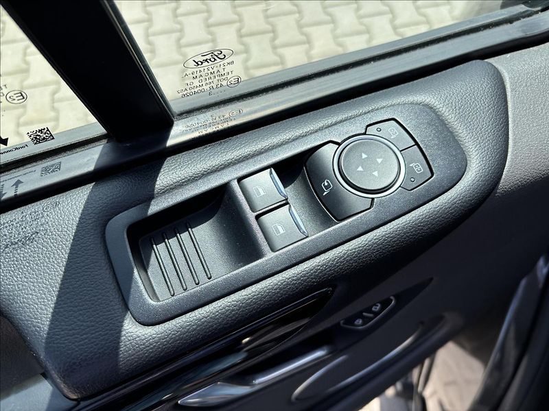 Ford Tourneo Custom 2,0 EcoBlue 110kW L2 Titanium - fotka 26 z 41