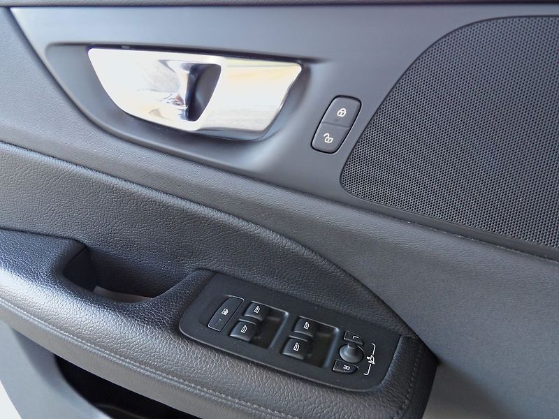 Volvo V60 2.0 T6 AWD PHEV Momentum - fotka 17 z 31