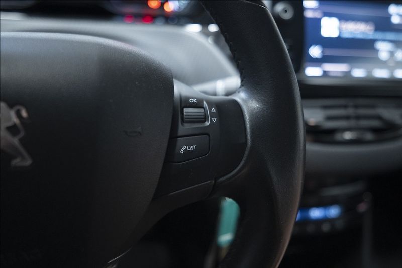 Peugeot 2008 1,2 i 1. AUT. AC VÝHŘEV 1. MAJ - fotka 20 z 36