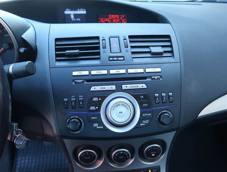 Mazda 3 (2010) 1.6, po STK, slušný stav - fotka 12 z 15