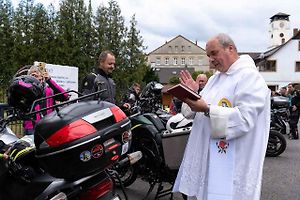 Motorkáři se sjeli na žehnání v bazilice v Jablonném.