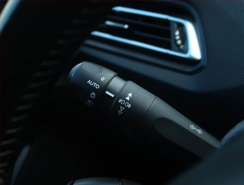 Peugeot 308 (2018) 1.2 PureTech, Tempomat - fotka 15 z 20