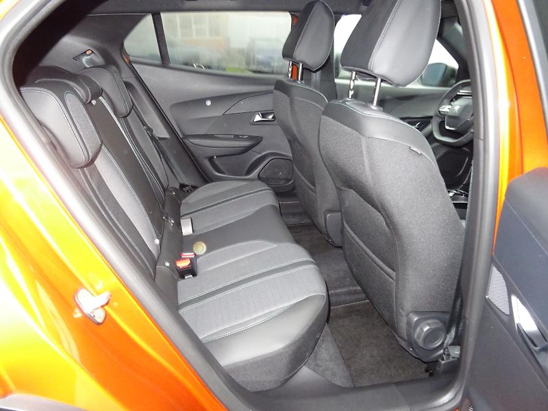 Peugeot 2008 (2023) ALLURE PACK 1.5 BHDi 130k EAT8 - fotka 17 z 41