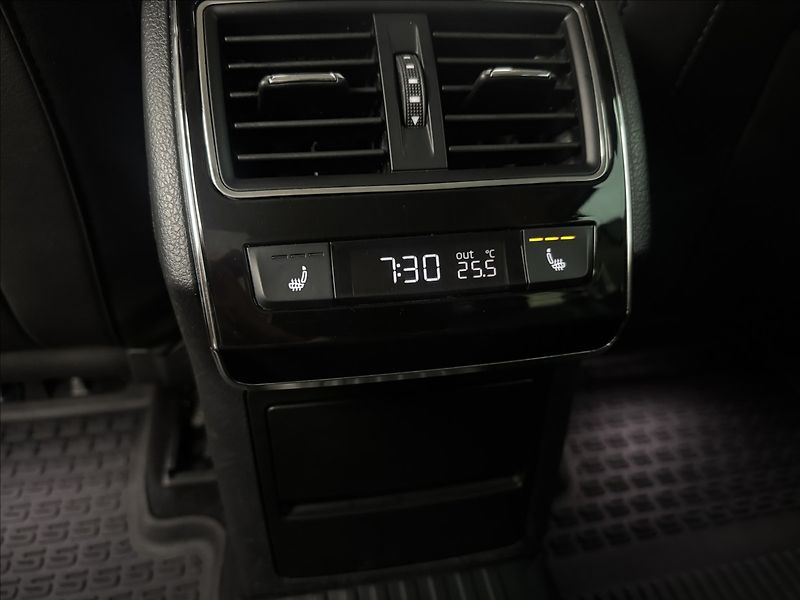 Škoda Superb 2,0 DSG 4X4 ACC CANTON STYLE+ - fotka 44 z 49
