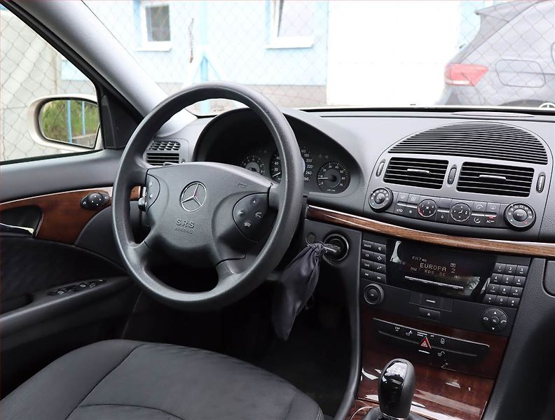 Mercedes-Benz Třídy E (2002) Classic E 240 , Tempomat - fotka 7 z 16