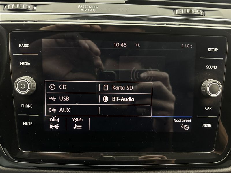 Volkswagen Touran 2,0 110kW DSG 5-MÍST TAŽNÉ ČR - fotka 17 z 41