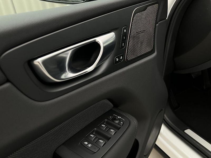 Volvo XC60 B5 AWD BLACK EDITION PLUS AUT  - fotka 45 z 45