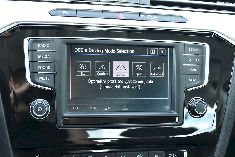 Volkswagen Passat (2017) HIGHLINE 2.0 BiTDI 176kW DSG 4 - fotka 20 z 31