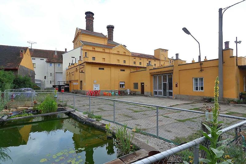 01 - Automobilový nadšenec a sběratel Jaromír Kostlivý otevřel ve Stodu u Plzně nové muzeum veteránů věnované vozům značek Volkswagen Brouk a Porsche. Návštěvníci uvidí naleštěné brouky i auta v procesu renovace, expozice čítá na 40 vozů.