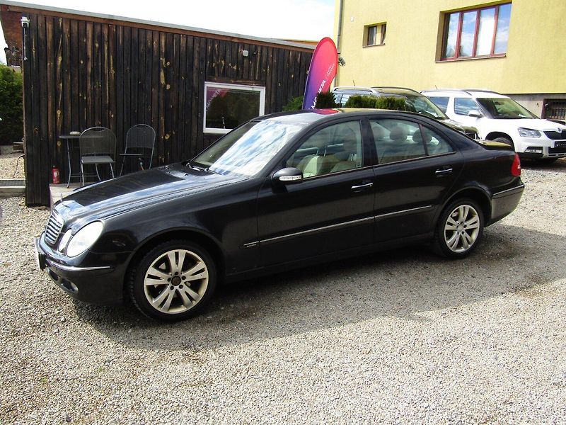 Mercedes-Benz Třídy E (2005) E 320 165kW AUTOMAT BEZ MĚCHŮ - fotka 2 z 35