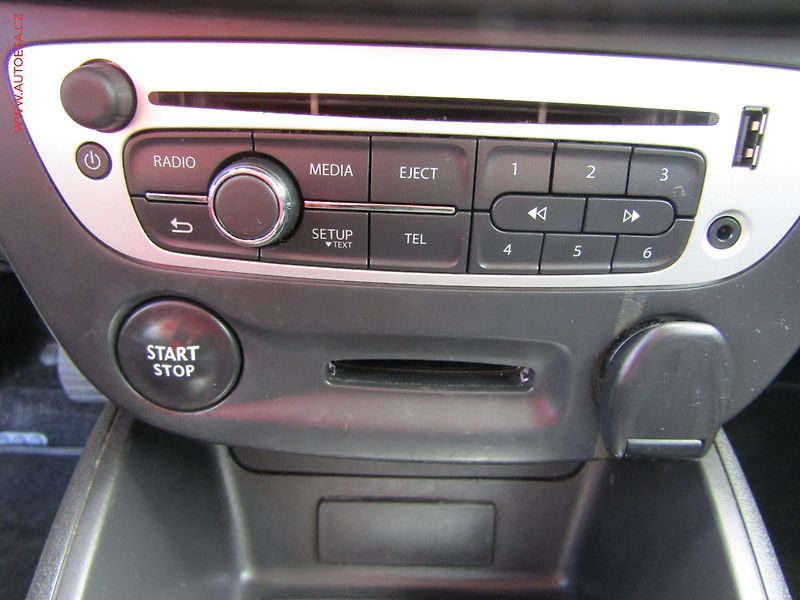 Renault Mégane (2014) 1.6i, 1.maj,ČR, autoAC, temp - fotka 12 z 18