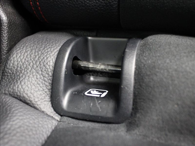 Mercedes-Benz GLB 2,0 250 4Matic AMG Line - fotka 31 z 39