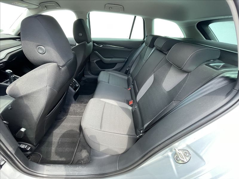 Škoda Octavia 2,0 TDI Combi Ambition Plus - fotka 16 z 24