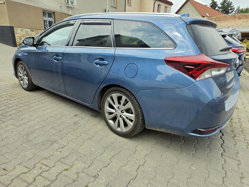 Toyota Auris 1.8-HYBRID-1. MAJ.-AUTOMAT - fotka 5 z 13