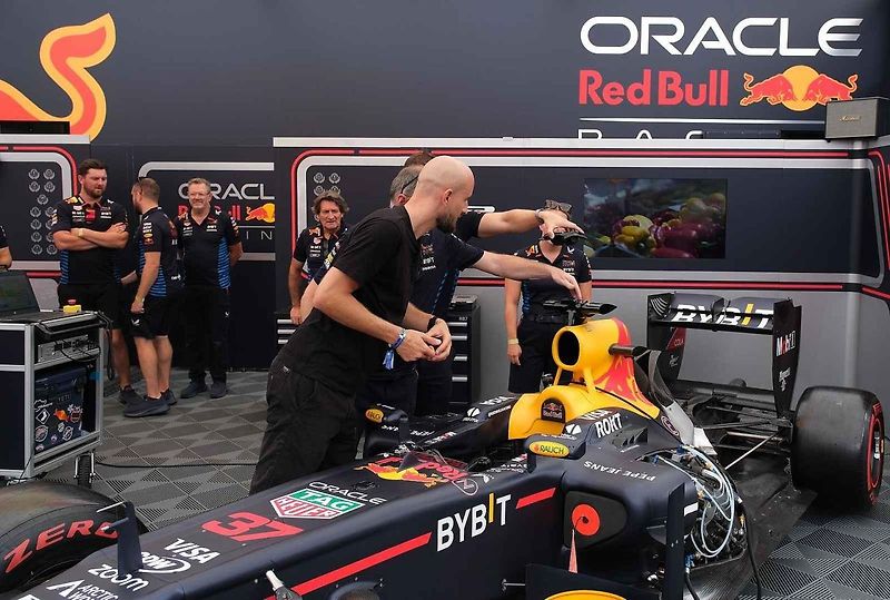 Monopost Red Bull RB7 v akci v Praze
