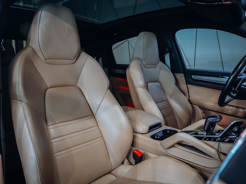 Porsche Cayenne Coupé Platinum - fotka 30 z 34