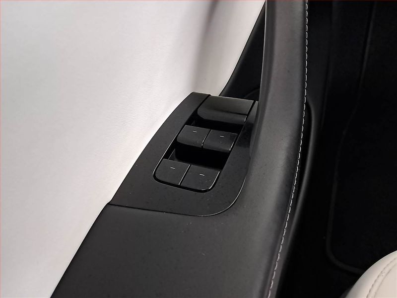 Tesla Model 3 (2019) Long Range 4WD 78kWh, SoH 84% - fotka 18 z 22