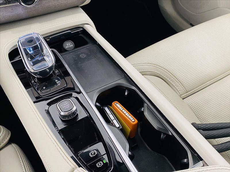 Volvo XC90 2,0 B5 AWD 173kW Inscription - fotka 25 z 31