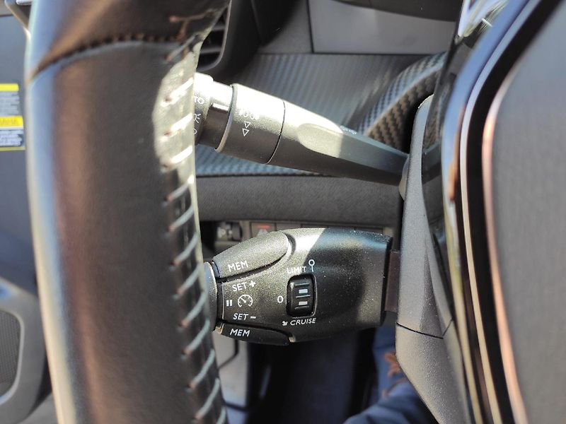Peugeot 2008 (2020) ALLURE 1.2 100k MAN6 1.majitel - fotka 23 z 31