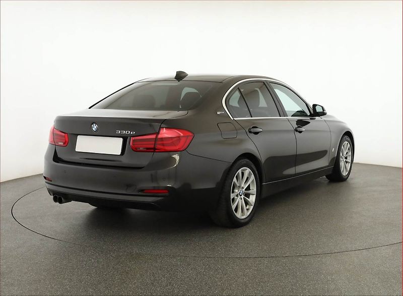 BMW Řada 3 (2016) 330e iPerformance, Automat - fotka 5 z 18