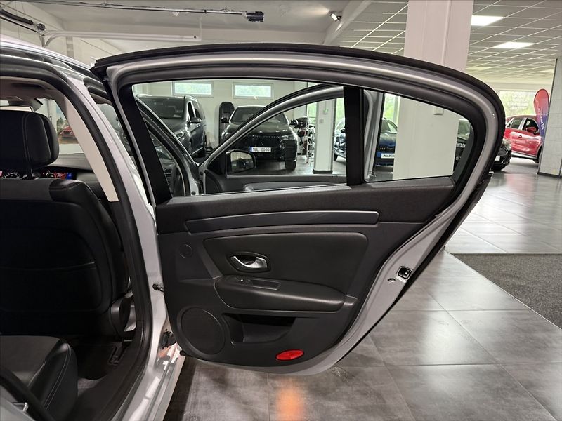 Renault Laguna 2,0   DCi GT 4CONTROL BI-XEN - fotka 27 z 42