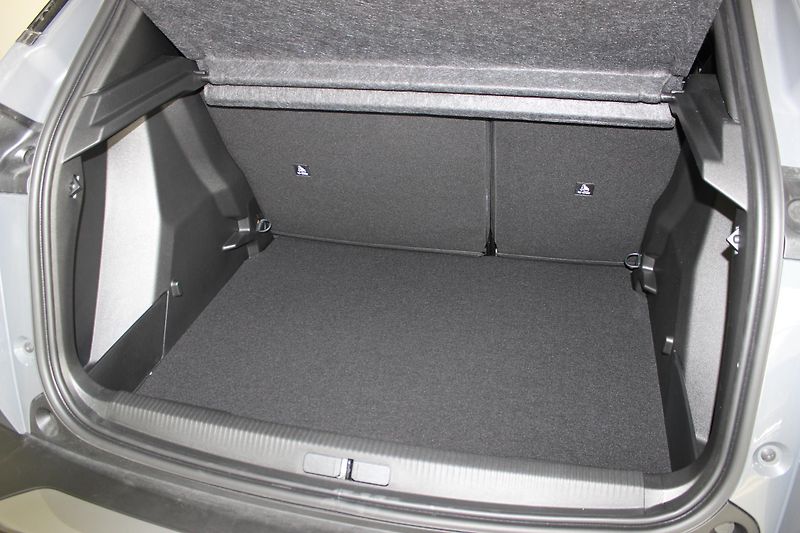 Peugeot 2008 (2025) ALLURE PureTech 100 S&S MAN6 - fotka 18 z 18