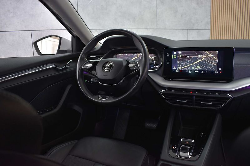 Škoda Octavia 2.0 TDI DSG*STYLE*KAMERA*KESSY - fotka 8 z 41