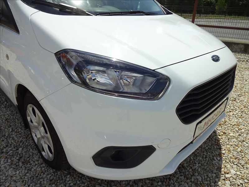 Ford Tourneo Courier 1.5 TDCI - fotka 10 z 44