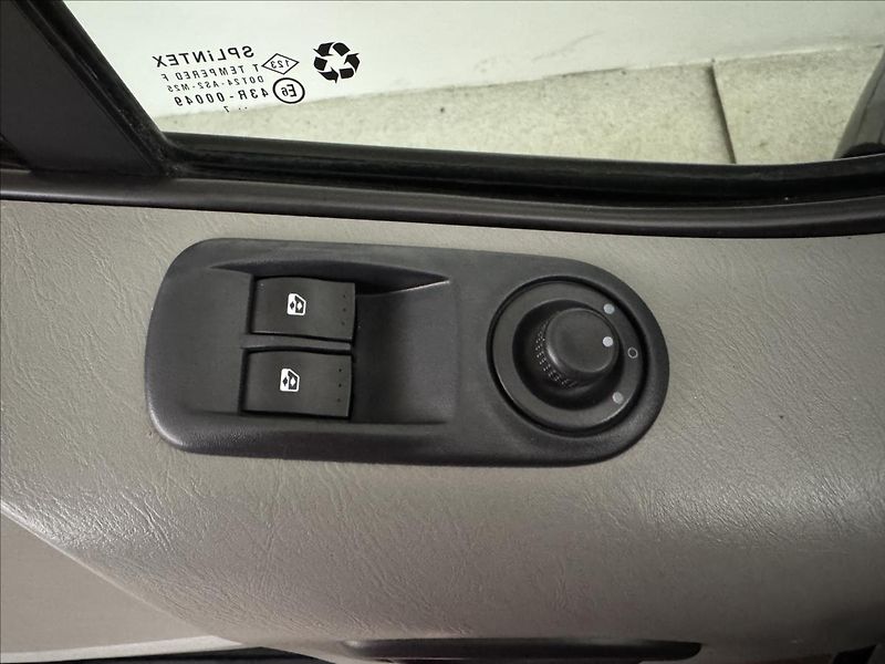 Opel Vivaro 2,5 107kW 9MÍST AC TAŽNÉ 1.MAJ - fotka 18 z 30