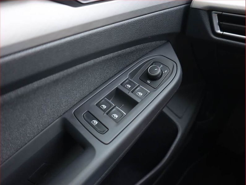 Volkswagen Golf (2024) Life 2.0 TDI - fotka 21 z 23