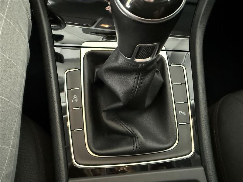 Volkswagen Golf 1,5   TSI 110kW,SOUND,SERVISKA - fotka 23 z 27