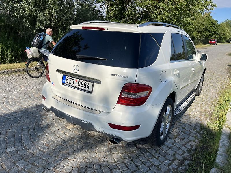 Mercedes-Benz Třídy M (2009) originál AMG facelift exteriér - fotka 8 z 23
