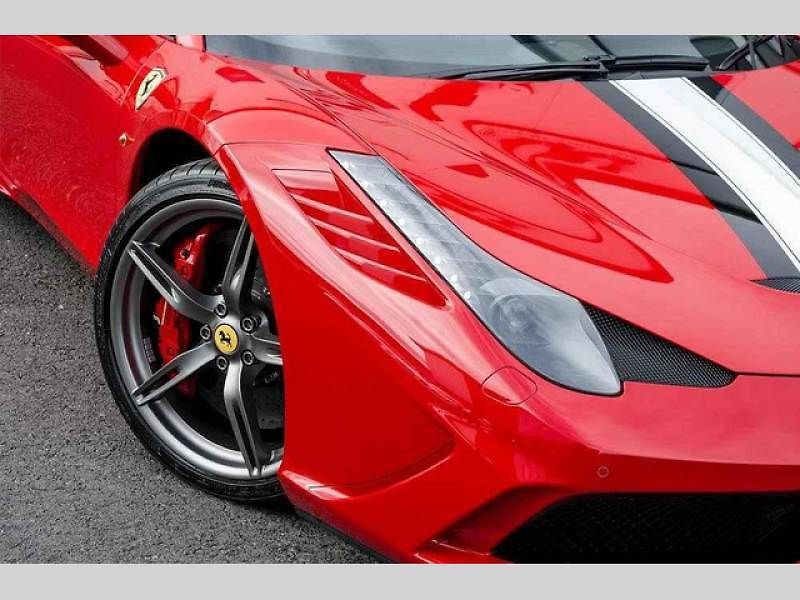 Ferrari 458 Speciale A prodávané v Británii.